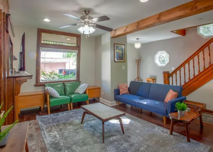 Light And Bright Renovated In The Holiday home Pittsburgh