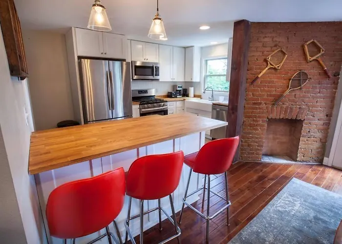 Light And Bright Renovated In The Holiday home Pittsburgh